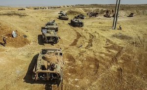 Während offizielle syrische und russische Quellen von den ‘heftigsten Luftangriffen in diesem Krieg’ sprechen, treffen diese nur selten die Frontlinien. Aus diesem Grund bleibt die JAF-Koalition im Stande, selbst größere mechanisierte Einheiten frei auf dem Schlachtfeld zu bewegen. Im Bild ein T-72  Kampfpanzer und mehrere BMP-1 Schützenpanzer der AAS beim Ansetzen zum Angriff auf Ramousseh. (Foto: AAS)