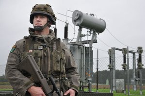 Ein Soldat vor einem Schutzobjekt. (Foto: Bundesheer/Robert Gießauf)