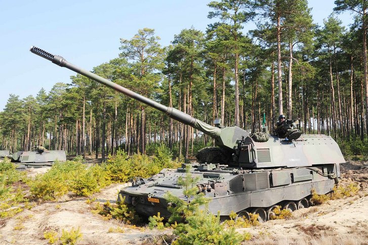 Die Panzerhaubitze 2000 (hier eine Haubitze der niederländischen Streitkräfte) ist aufgrund ihrer Leistungsparameter eines der modernsten Artilleriegeschütze. Neben konventionellen Aufgaben kann sie auch bei asymmetrischen Szenarien, wie den im Artikel beschriebenen, eingesetzt werden. (Foto: KMW/Ralph Zwilling)