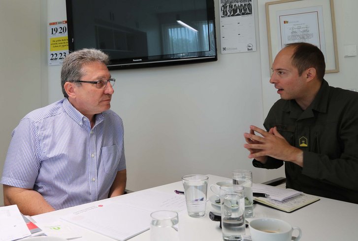 Major Michael Barthou (re.) im Gespräch mit Bürgermeister Gerhard Zapfl. (Foto: RedTD/Keusch)