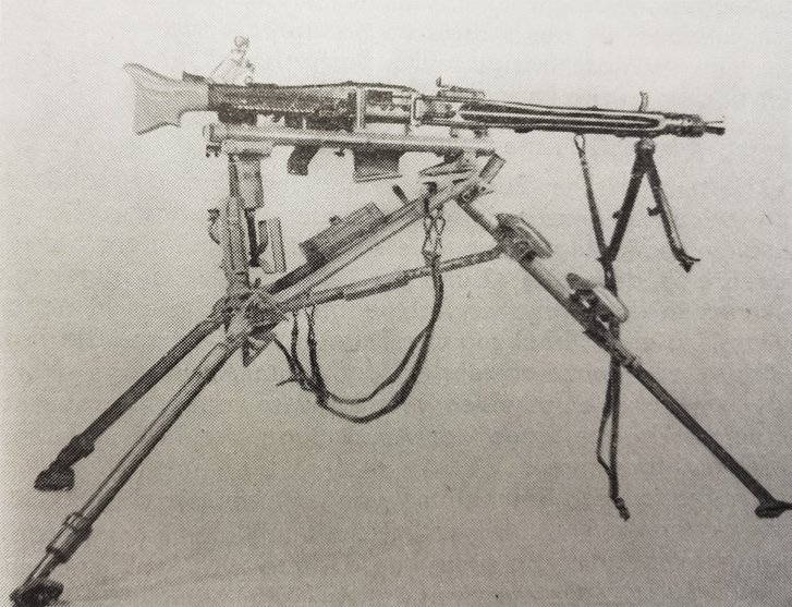 sMG 42 Gesamtansicht: Kolben, Zweibein und MG-Tragriemen bleiben an der Waffe, damit sie sofort auch als IMG einsatzbereit ist. (Foto: Red TD)