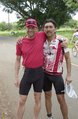 Luis gratuliert dem 10fach-Ironman-Weltmeister Mario Rodriguez aus Mexiko zu dessen Sieg. (Foto: Werner Planer)  