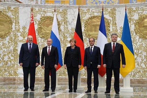 Alexander Lukaschenko, Wladimir Putin, Angela Merkel, François Hollande und Petro Poroschenko (v. l. n. r.) einigen sich mit Minsk II auf eine Waffenruhe im Februar 2015. (Foto: Kremlin.ru, CC BY-SA 4.0)