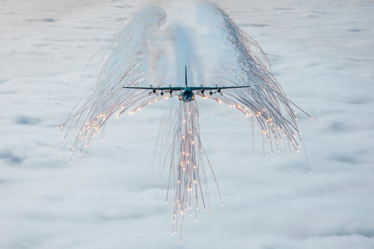Eine C-130 "Herkules" stößt Täuschkörper (Flares) über der Luft-Boden-Schießanlage Äpfelgschwendt aus (Foto: Bundesheer/Horst Gorup)