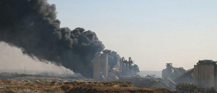 Dieses Panorama-Bild der brennenden Zement-Fabrik im Süden von Aleppo steht symbolisch für neueste Entwicklungen auf den Schlachtfeldern des Syrischen Bürgerkrieges. Die Aufständischen schlugen eine Bresche durch den Belagerungsring der Loyalisten und der IRGC, vermochten es aber nicht, dieses schwer befestigte Objekt einzunehmen. (Foto: JAF)