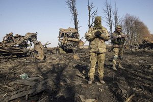 Ukrainische Soldaten inmitten von zerstörten Kriegsgerät. (Foto: MOD Ukraine; CC BY-SA 4.0)