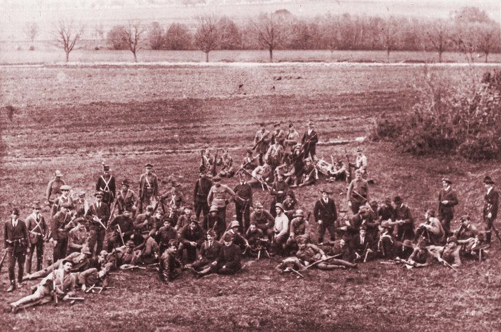 Ungarische Freischärler, die im Raum Oberwart/Felsöör 1921 versuchten, den Anschluss des Burgenlandes an Österreich zu verhindern. (Foto: © Hans Karner, CC 3.0/BY/SA) 