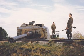 Wildpanner (li.) am Truppenübungsplatz Seetaler Alpe bei der Vorbereitung zum Scharfschießen mit der Panzerkanone einer Festen Anlage. (Foto: Archiv Wildpanner)