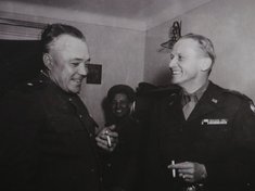 Die beiden Generäle rauchen gemeinsam bei ihrem Treffen in der letzten Nacht des Krieges. (Foto: Museum Erlauf)