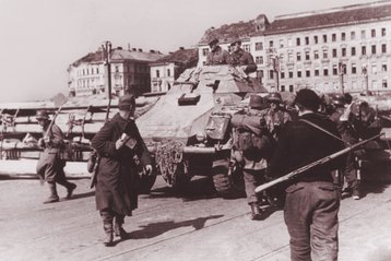 Soldaten der Deutschen Wehrmacht während der Schlacht um Wien... (Foto: HGM)