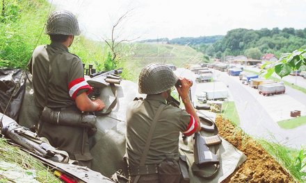 Zwei Soldaten in Stellung an der Grenze bei Spielfeld im Jahr 1991. (Foto: Bundesheer)