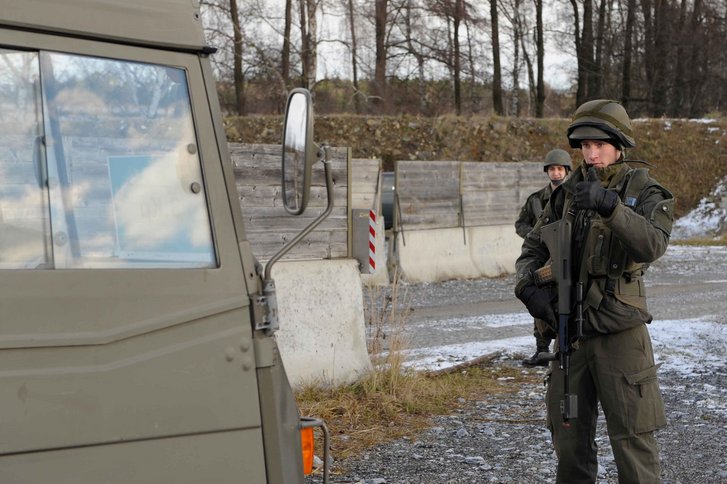 Ein Soldat hält ein Fahrzeug am Checkpoint auf. (Foto: Tesch)