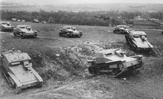 Gepanzerte Fahrzeuge des Panzerwagenbataillons am Truppenübungsplatz.