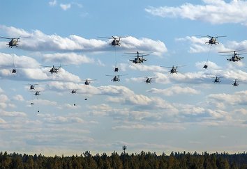 Taktische Luftlandungen unterstellter Luftsturmverbände unterstützen den Angriff der Mobilen Reserve in die Tiefe. (Foto: MoD Russland)