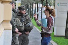 Zwei Soldaten überprüfen den Ausweis einer Frau, die das Gebäude der Bezirkshauptmannschaft betreten möchte. (Foto: Bundesheer/Robert Gießauf)
