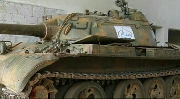 Die in der Artillerie-Schule und deren Umgebung erbeuteten Panzer wurden prompt von Aufständischen und Jihadisten zum Einsatz gebracht. Hier ein T-55, der seither in Diensten der JFS steht. (Foto: JFS)