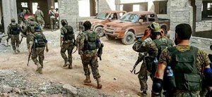 Dank vollkommen ungehinderter Unterstützung vor allem aus der Türkei und Qatar gingen Einheiten der JAF-Koalition in die Offensive auf Süd-Aleppo besser ausgerüstet und versorgt als jemals zuvor. Im Bild eine Kolonne der HNAZ-Kämpfer beim Vormarsch durch den Bezirk 3000. (Foto: HNAZ)
 
