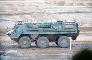 Der Störpanzer "Hummel" auf Basis des Transportpanzers "Fuchs" ist ein EloKa-Fahrzeug der Deutschen Bundeswehr. (Foto: synaxonag; CC BY-SA 2.0)