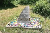 Gedenkstein an das Massaker von Hofamt Priel, bei dem in der Nacht vom 2. auf den 3. Mai 1945 228 ungarische Juden von einem Rollkommando der Waffen-SS ermordet wurden. (Foto: RedTD/Keusch)