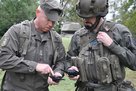 Die Milizsoldaten erhalten eine Einweisung in die Funkgeräte, die bei der Übung verwendet werden. (Foto: Bundesheer/Robert Gießauf)