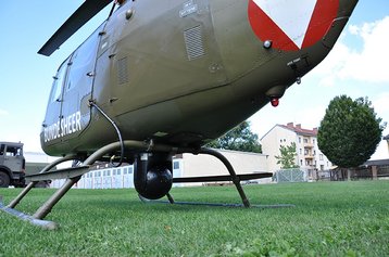 Das FLIR-System der OH-58 ist auch augensicher und weist zusätzlich einen Laserbeleuchter und einen Laserpointer mit einem gewissen Gefahrenpotenzial auf.