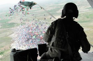 Abwurf von Flugblättern über einem Dorf in Afghanistan. (Foto: ISAF Headquarters PA Office; CC BY-SA 2.0)