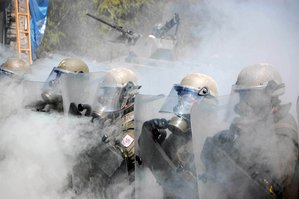 Soldaten üben die „Crowd and Riot Control“, um gewalttätige Demonstrationen zu beherrschen. (Foto: ÖBH)