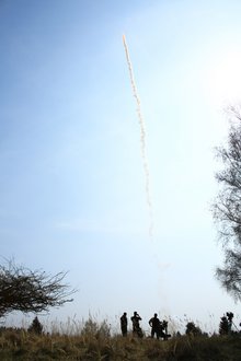 Mit Pyrotechnik lässt sich die Raketensignatur einer Fliegerabwehrlenkwaffe darstellen. (Foto: Bundesheer/Elisabeth Zechmeister)