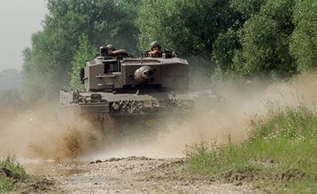 Der KPz Leopard 2 A4 und der SPz Ulan verwenden Laser-Entfernungsmesser. Während der LEM des Leopard 2 einen intensiven Laserstrahl im Risikobereich des Auges benutzt, ist der LEM des „Ulan“ augensicher.