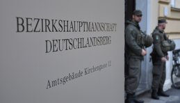 Auf Anordnung des Bezirkshauptmannes wurden Personenkontrollen bei der Bezirkshauptmannschaft Deutschlandsberg durchgeführt. (Foto: Bundesheer/Robert Gießauf)