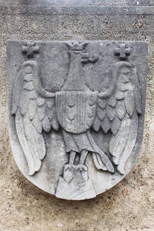 Das Wappen des Burgenlandes am Grabdenkmal der Gendarmerie Niederösterreichs am Wiener Neustädter Friedhof. Dieses erinnert an fünf Gendarmeriebedienstete aus Niederösterreich, die bei der Landnahme des Burgenlandes 1921 starben. (Foto: Anton-kurt; CC BY-SA 3.0)