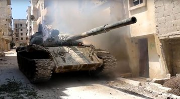 Auch die Aufständischen der FH-Koalition – die Ost-Aleppo kontrolliert – sind an der Offensive in Südaleppo beteiligt. Trotz fast zweimonatiger Belagerung sind einige ihrer Einheiten immer noch im Stande, auch T-62-Kampfpanzer zum Einsatz zu bringen. (Foto: FKU)