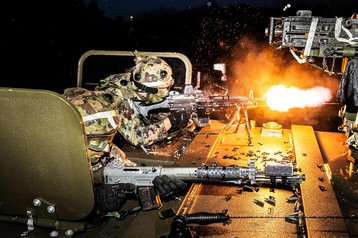 Soldaten der Schweizer Armee beim Scharfschießen... (Foto: Mediathek VBS)