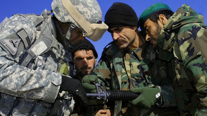 Ein US-Soldat erklärt afghanischen Soldaten die Handhabung eines Sturmgewehrs. (Foto: Petty Officer 1st Class David M. Votroubek, U.S. Navy, CC BY 2.0/Montage Rizzardi)