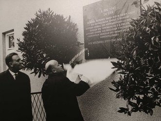 Enthüllung der Gedenktafel im Jahr 1965 durch Verteidigungsminister Prader. (Foto: Museum Erlauf)