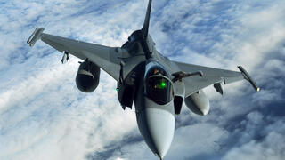 Das Bild zeigt einen Saab Gripen. (Symbolfoto: Christopher Mesnard/U.S. Air Force/Wikimedia Commons, Public Domain)