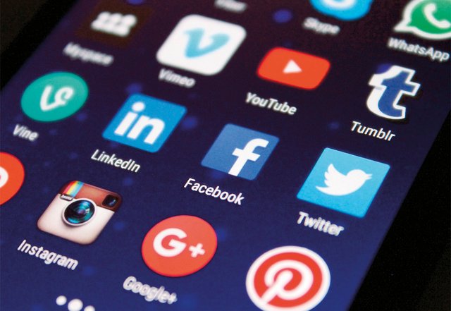 Meist sind es soziale Medien, die dazu benützt werden, um möglichst viele Europäer zu beeinflussen. (Foto: Pixabay-KI-generiert, gemeinfrei)