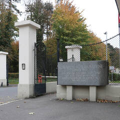 Gedenkstein für Generaloberst Rudolf Towarek im Eingangsbereich der gleichnamigen militärischen Liegenschaft, in der sich die Heeresunteroffiziersakademie befindet. (Foto: RedTD/Gerold Keusch)