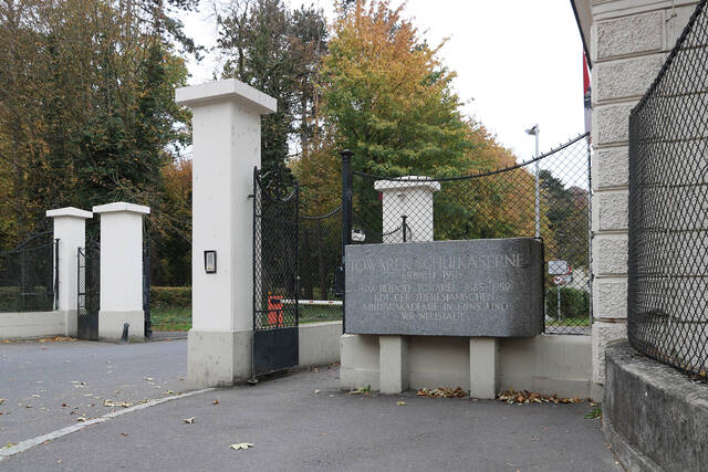 Gedenkstein für Generaloberst Rudolf Towarek im Eingangsbereich der gleichnamigen militärischen Liegenschaft, in der sich die Heeresunteroffiziersakademie befindet. (Foto: RedTD/Gerold Keusch)