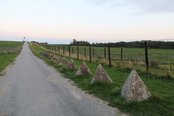 Reste des Eisernen Vorhangs bei Cizov, etwa 3 km nördlich der Grenze an der Thaya bei Hardegg. Geländebedingt wurden die Zäune, Wachtürme, Begleitwege und sonstigen Hindernisse des Eisernen Vorhangs teilweise im Hinterland errichtet. (Foto: RedTD/Gerold Keusch)