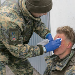 Dabei kann es zu Blessuren kommen (re.) Nach dem Nähen der Platzwunde durch eine Fachärztin war der Fähnrich rasch wieder einsatzfähig. (Foto: Bundesheer/Gunter Pusch)