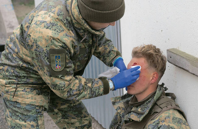 Dabei kann es zu Blessuren kommen (re.) Nach dem Nähen der Platzwunde durch eine Fachärztin war der Fähnrich rasch wieder einsatzfähig. (Foto: Bundesheer/Gunter Pusch)