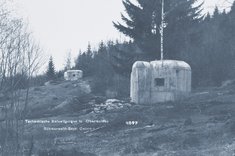 Zwei leichte MG-Bunker (Modell 37) einer Waldstellung in Böhmen. (Foto: Militärhistorisches Museum Prag)