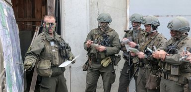 Befehlsausgabe durch den Kompaniekommandanten an die Zugskommandanten anhand der Lagekarte am Gefechtsstand. (Foto: Bundesheer/Thomas Lampersberger)