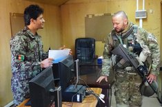 Ausbildung afghanischer PsyOps-Soldaten in der Kanzlei. (Foto: Bundesheer/Abteilung PsyOps)
