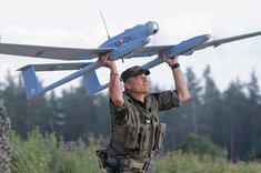 Ein Soldat des Bundesheeres startet eine "Tracker"-Drohne. (Foto: Bundesheer/Thomas Lampersberger)
