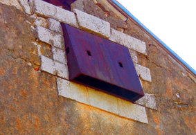 In den Kasernen Ljubinje (Bild) und Domanovici bei Stolac befinden sich noch die originalen Metallmaschikulis am Dach. (Foto: Archiv Autor)