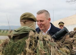 Verteidigungsminister Marion Kunasek übergibt das 8,6-mm-Scharfschützengewehr an einen Soldaten des Jagdkommandos. (Foto: Truppendienst/Gerold Keusch)