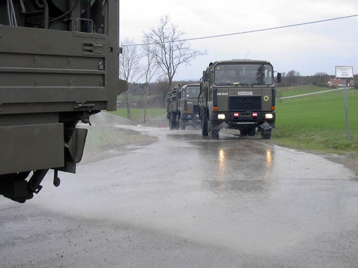 Die Dekontamination von Infrastruktur und Geländeteilen wirkt optisch wie die Arbeit einer Straßenmeisterei, jedoch ist sie durch die Gefahr des kontaminierten Geländes und der eingesetzten Sprühmittel nicht vergleichbar. (Foto: Hämmerle)