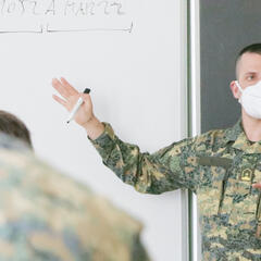 Major A. während des Unterrichts beim Erklären. (Foto: RedTD/Gerold Keusch)